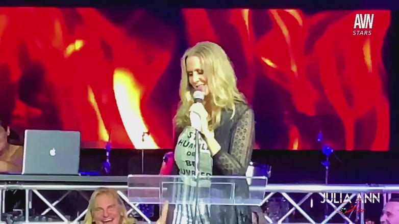 Julia Ann: Avn Roast finalim!