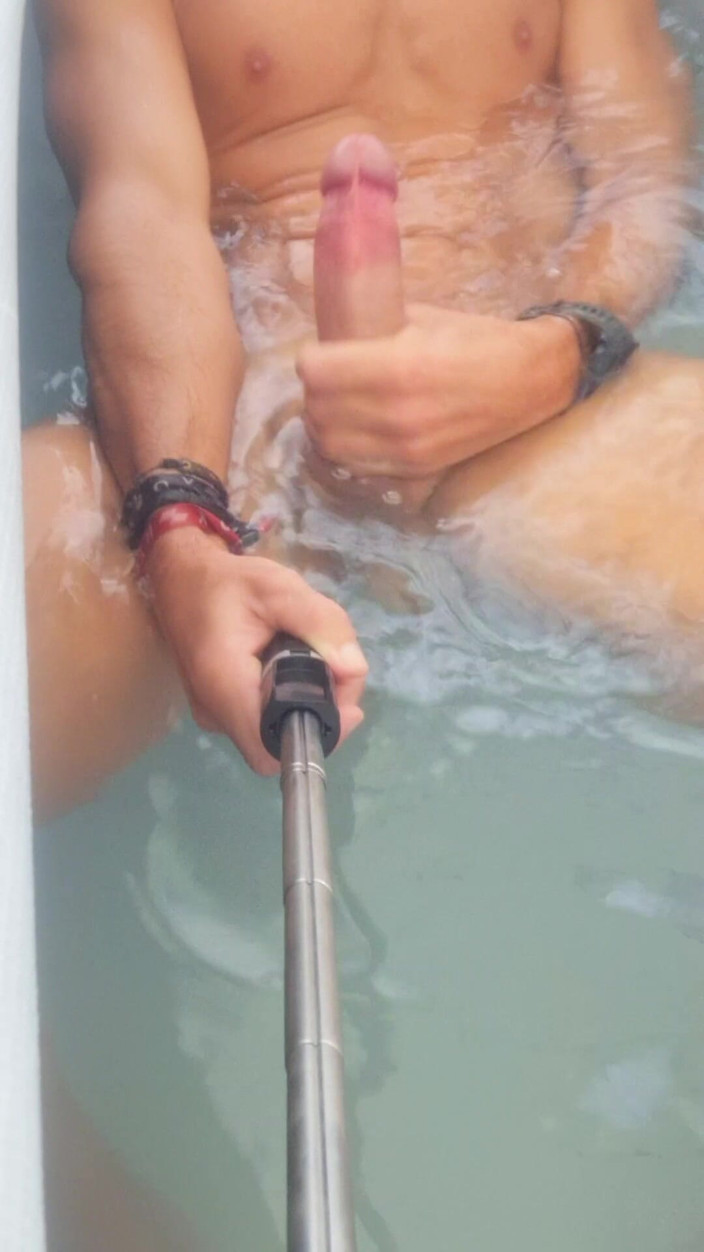 Hotsportfitboy: Gorący facet Jacuzzi kompilacja masturbacji - plucie na jego wielki kutas...