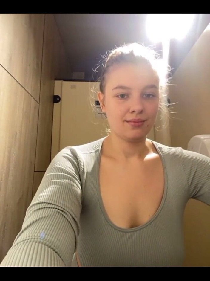 JuiceLussie: Extremo público se masturbar. Plug anal. Profundo. Porra em público....