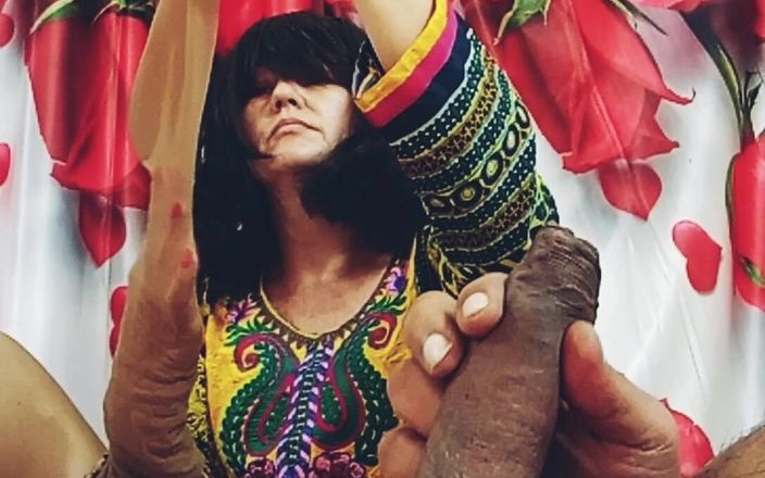 Bolly Karma: MILF lapar zakar