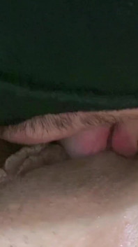 Mes beaux-fils me mangent le vagin jusqu'à ce que je squirte dans leur bouche