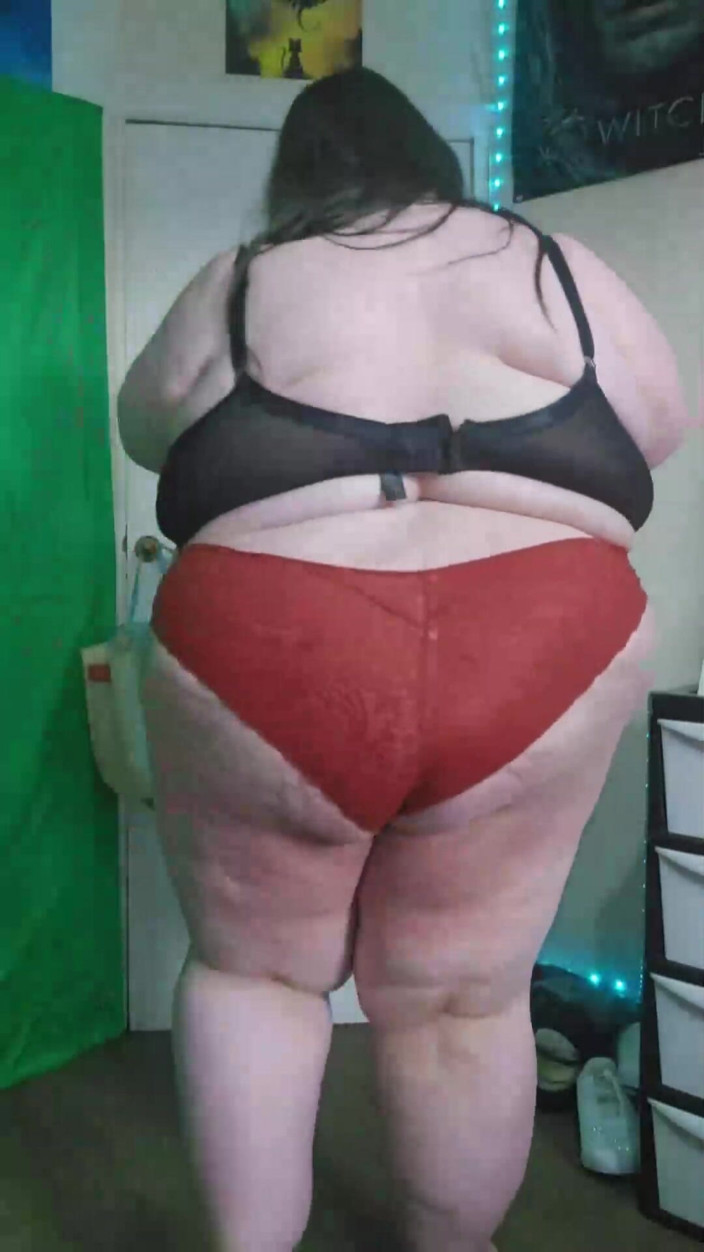 SSBBWLadyBrads: SSBBW jätteinna går i tighta röda trosor