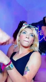 Uma noite de boquetes na garganta profunda e sexo alucinante