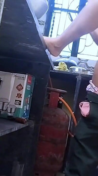 Mentre Bhabi lavorava in cucina, Devar viene e la mise a carponi e la scopa