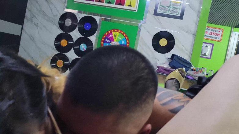 Crystal Phoenix: Twee Sissys Neuken Een Getatoeëerde Man