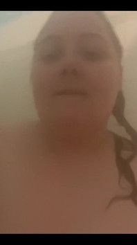 Bbw speelt onder de douche