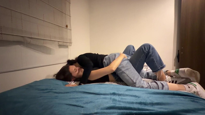 scarlettandc: 二人のレズビアンがお互いを擦り合わせてオーガズムに達する
