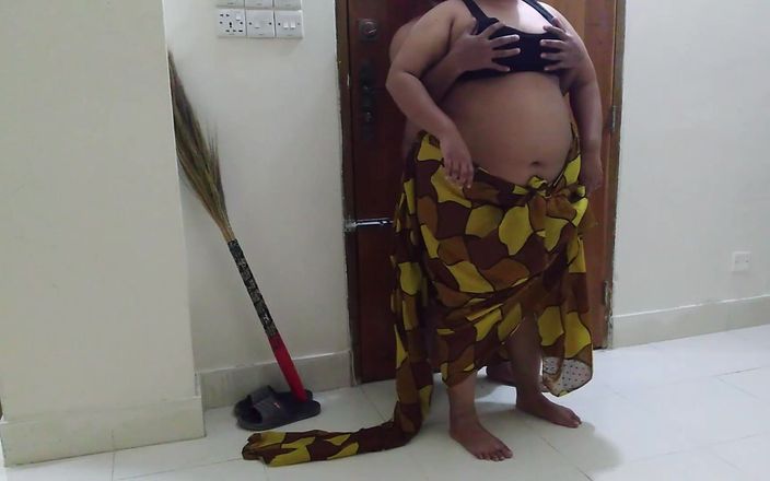 Aria Mia: 45 वर्षीय सुंदर महिला मेरे घर में झाड़ू लगाते हुए उसे हर रोज चोदती है