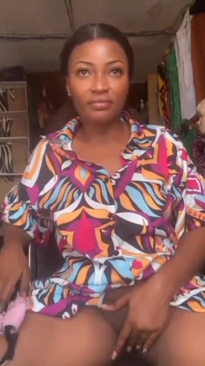 Me and my new slut: 淫荡妈妈在她的商店里自慰，公共掌握糖妈妈