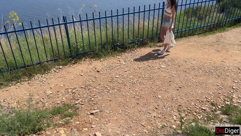 Dis Diger: 公共のペニス点滅 - 女の子は山で絶頂するのを手伝ってください