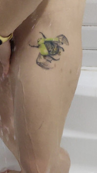 Encontré una chica guapa en la ducha y ella hace su vestido y bragas blancas todo mojado 4k y pongo mi polla dentro de ella