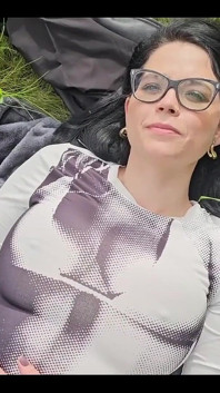 Rauchen auf dem Gras und zeige meine möpse auf der sonne video 9 minuten