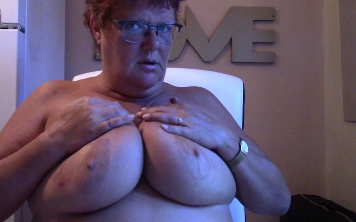 CurvyMindy: My Huge Boobs and Oil, Oil and More Oil