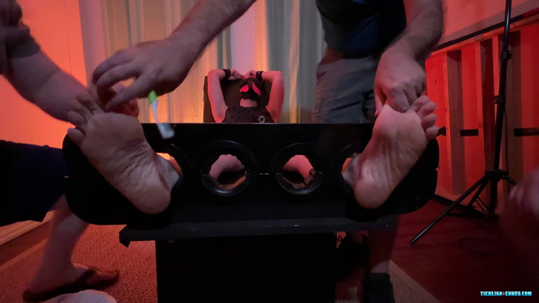 Ticklish Chubs: De ticklers komen voor pup nibbelaar