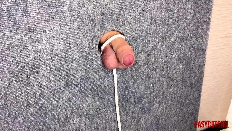 AnnyCandyPainboy: Ama atado fuertemente la polla y las bolas del esclavo...
