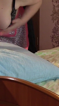 Una governante matura si masturba con un grosso dildo sul letto del padrone. CreamPie. Culo grasso a pecorina. Tette cadenti. PAWG