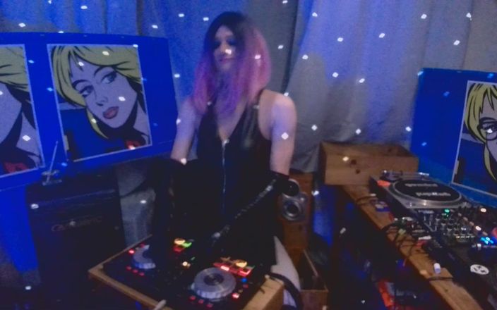 XXLUCYLUSHXX: 奶子和techno - 谁会在每周的直播中观看这个？
