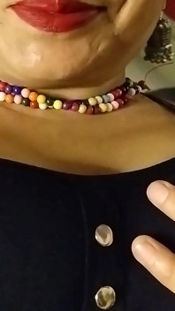 desi bhaabhi didlo hot nippal chhoti choot stan hairi choot ke saath apni choot men ungli kar rahi hai
