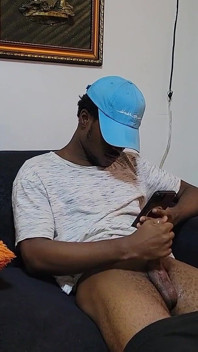 Vera ha catturato il suo vicino mentre guarda il porno e si masturba e poi lo ha sedotto per fare sesso