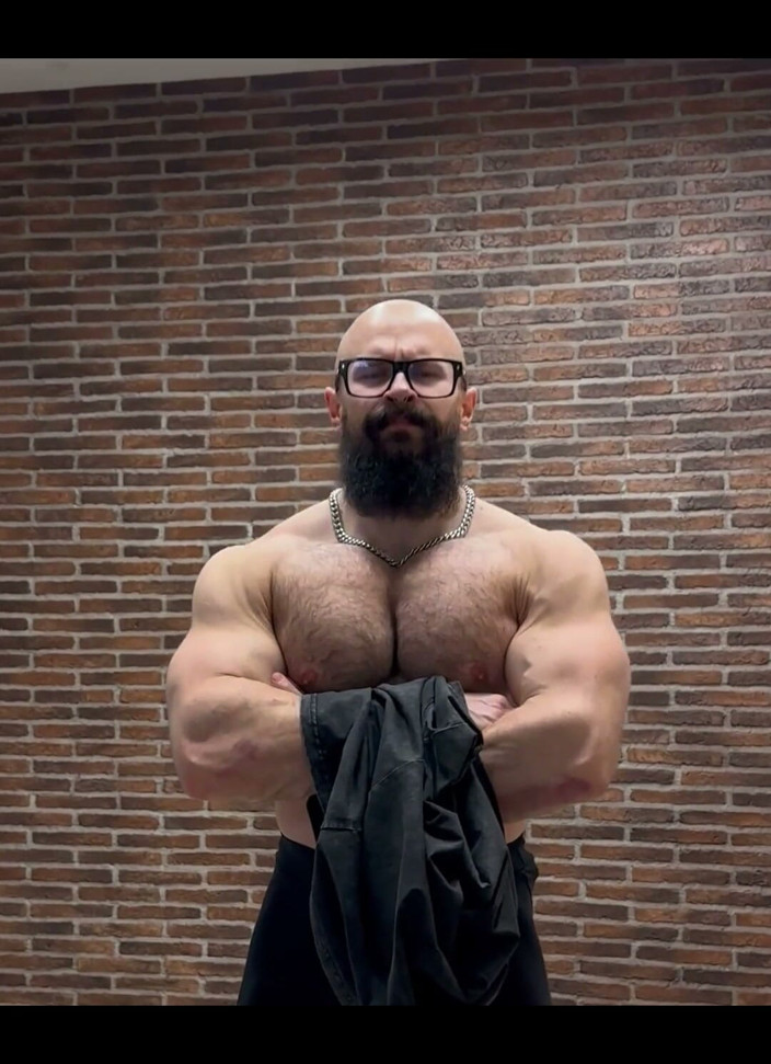 Mister Stone: Flette i muscoli venosi duri di pecs