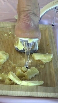 Ich zerquetschen bananen mit meinen schönen beinen in high heels