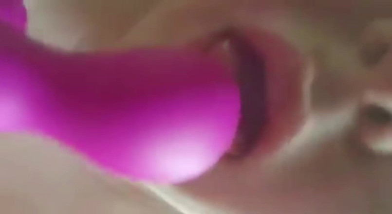Real homemade BBW BBC porn: YoungEnglishBBW - Îmi întind pizda frecându-mi clitorisul