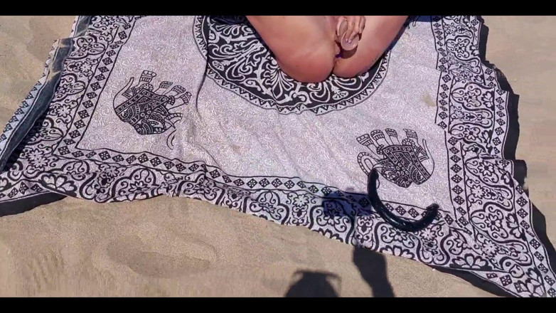 Danaxmuscles: Cewek nakal ini dientot habis-habisan di pantai