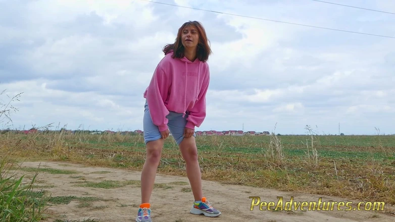 Pee Adventures: Интенсивный фитнесс на улице заставляет ее писать на ее штаны