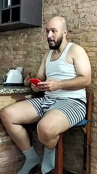 Orta yaşlı seksi kadın yanıyor. Tanrıça gibi inliyor. Evde seks.
