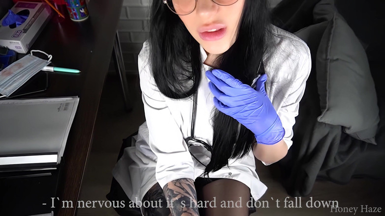 Honey Haze: Lawatan doktor bertukar menjadi blowjob.honey Haze