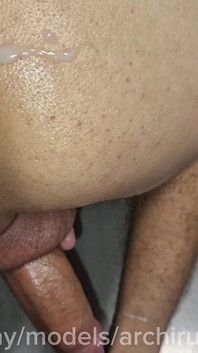 Il buco di un effeminato serve un grosso, grosso, nudo cazzo fino a quando non sborra!