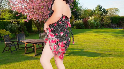 Kitty_Cross: Прекрасна фембоя танцює в гольфах і спідниці