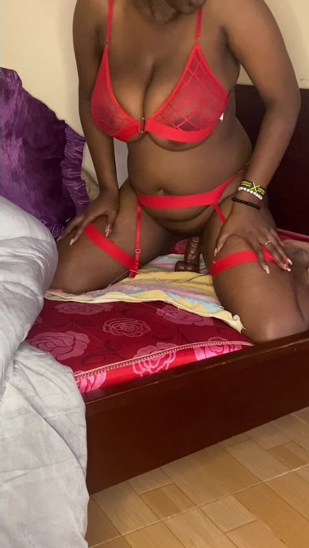 Cursed Temptress: सेक्सी ब्लैक, लाल अधोवस्त्र शो