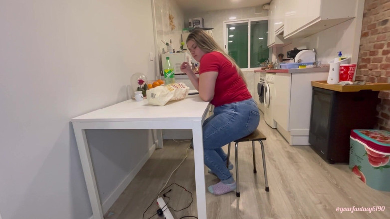 Your fantasy studio: Yemek yerken utanmadan osuruyor