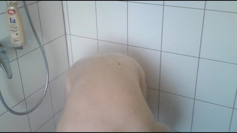 NylonjungeCarmen: Elle prend une douche dans mon appartement - partie 2