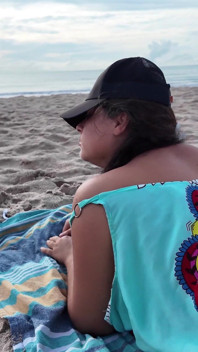 Ho Chiesto Al Figliastro Di Farmi Un Massaggio Alla Schiena in Spiaggia, Ma Si È Rivelato Un Vero Monello.