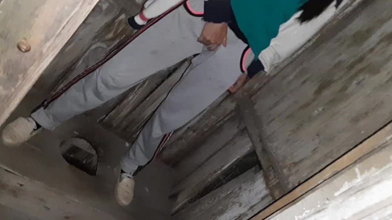 Lesbian-illusion: Aku mergokin tetanggaku lagi asik masturbasi di toilet dan aku...