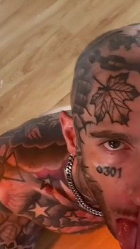 Futând porc tatuat supus