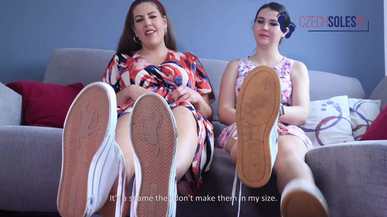 Czech Soles - foot fetish content: 2つの最大の足のサイズモデルが比較してからかう