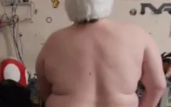 Trashley utilise un gros jouet