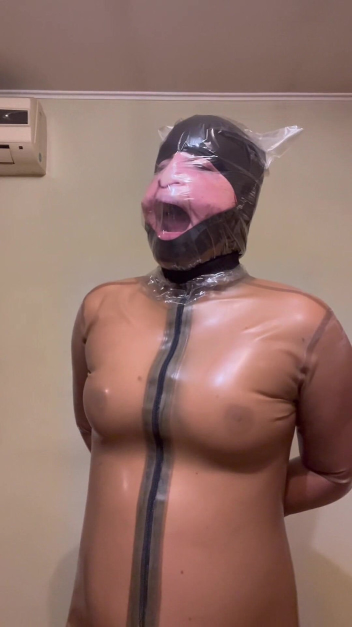 Elena917: Plastová taška dechová hra v latexu, pocení a svlékání latexu