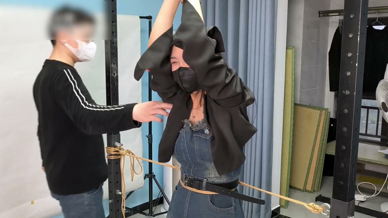 Asian bondage: My Girlfriend Is Fixed to a Metal Stand, Tickling Her