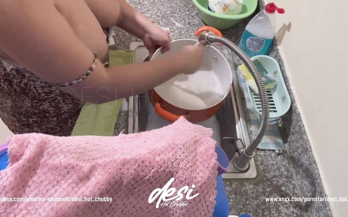 Priya Emma: Indische Desi Bhabhi was aan het afwassen in de keuken...