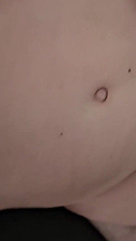 Elle branle son mari cocu et se fait pénétrer dans sa chatte par le gros pénis de son amie