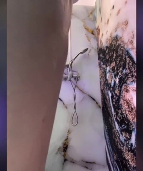 JuiceLussie: Aşırı duş gösterisi. Halkın içinde fışkırt. Duşta anal sikiş. Yakın çekim...