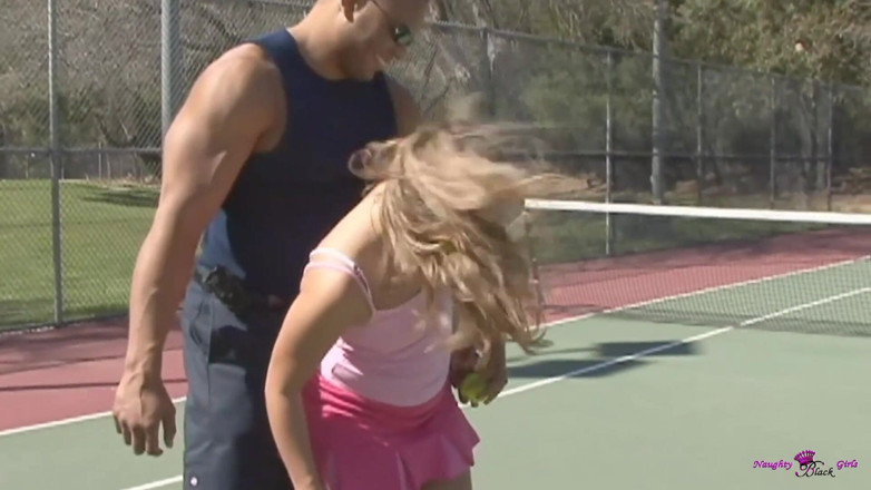 Naughty Black Girls: Esta linda loira peituda sabe como levar um bbc em...
