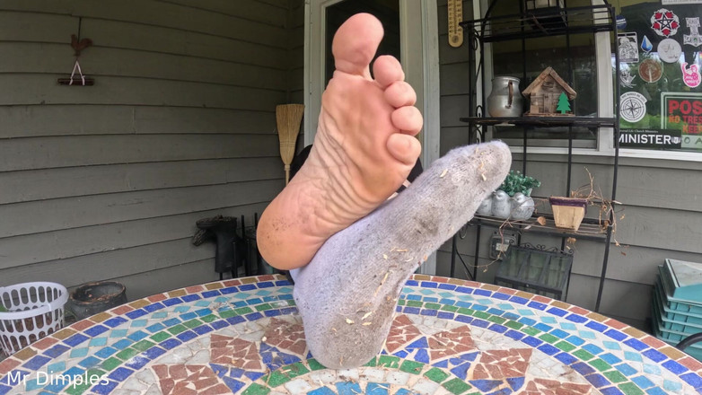 Mr Dimples: Eu mostro minhas meias e pés sujos