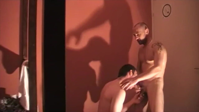 Gaybareback: Шлюха twink використана його власним членом і його другом