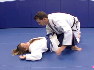 LetsGoDirty: Judo öğretmenim beni erkek arkadaşımdan daha iyi sikiyor