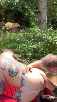 Tânărul cub ia două sculele tatălui vitreg și șarjă de spermă